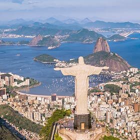 La statue du Christ rédempteur surplombe la ville de Sao Paulo.