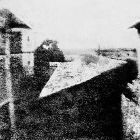 Il a fallu 8 minutes d’exposition pour fixer la première photo.