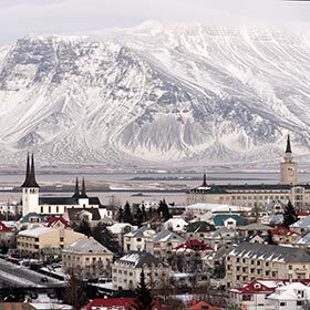 La capitale d’un État souverain située le plus au nord est Reykjavik.
