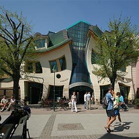 The Crooked House accommodates the Faculty of Architecture at the University of Los Angeles.