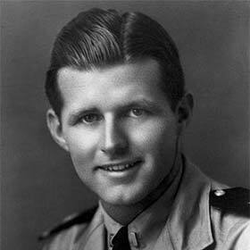 Joe Kennedy, Jr., frère aîné du futur président John F. Kennedy, est mort lorsque son avion a explosé au-dessus de l’Angleterre.