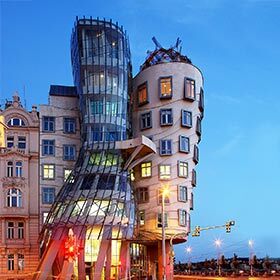 À l’origine, « la maison dansante » devait servir au tournage d’un film de Tim Burton.