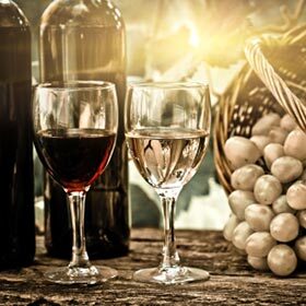 Au fil du temps, le vin rouge pâlit et le vin blanc devient plus foncé.
