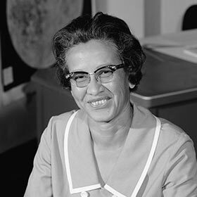 En 1980, Katherine Johnson est la première femme mathématicienne afro-américaine engagée par la NASA.