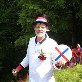 Durant le Cooper’s Hill Cheese-Rolling and Wake, le fromage peut atteindre la vitesse de 100 km/h (62 mi/h).