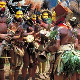 Environ 100 langues sont parlées en Nouvelle-Guinée.