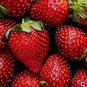 Les petites graines à la surface des fraises se nomment akène.