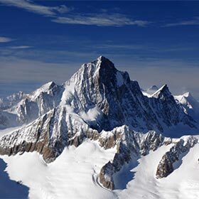 À certains endroits, les Alpes suisses Jungfrau-Aletsch sont recouvertes de plus de 900 m (2950 pi) de glace.