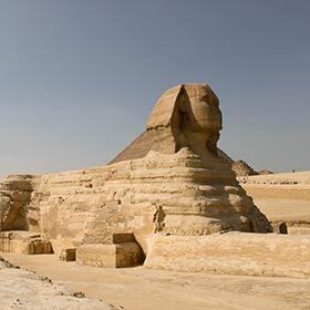 Le mot sphinx, qui désigne un monstre à tête humaine, s’écrit différemment de sphynx, qui est le nom d’une race de chats dépourvus de poils.