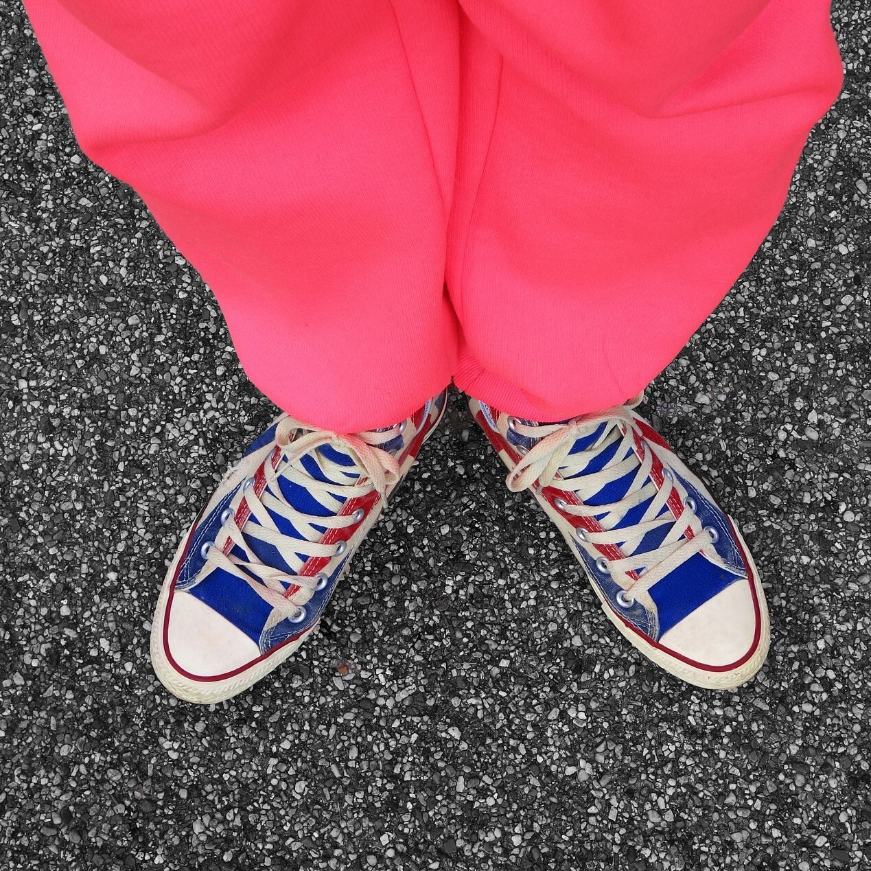 À Victoria, en Australie, il est illégal de porter un pantalon rose le dimanche après-midi.