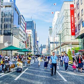 La rue Ginza, au centre d’un quartier de la mode à Hong Kong, a été détruite par l’armée japonaise durant la Seconde Guerre mondiale.