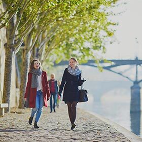 Il y a une faute dans « nous avons visité Paris à pieds ».