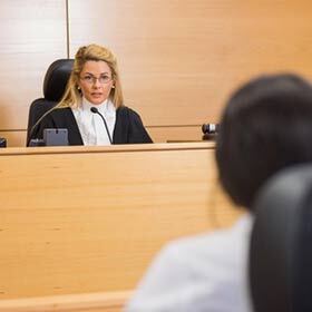 Cette phrase est juste : « Vous semblez être une personne sensée, mais nul n’est censé ignorer la loi. Je vous condamne donc… »