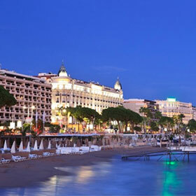 La promenade des Anglais est une avenue rendue célèbre par le Festival de Cannes.