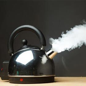 « Il faut que l’eau boue dix minutes » utilise la forme correcte du verbe bouillir au subjonctif.