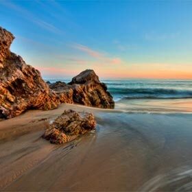 La phrase « en Californie, la température est toujours belle » est juste.