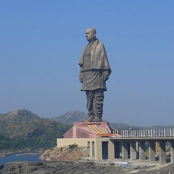 La statue de Sardar Vallabhbhai Patel, en Inde, est environ deux fois plus haute que la statue de la Liberté, socle inclus.