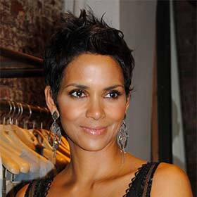 En 2002, Halle Berry est devenue la première femme noire à remporter l’Oscar de la meilleure actrice.
