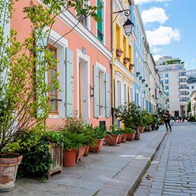 La rue Crémieux, qui attire de nombreux photographes de mode, se trouve à Paris.