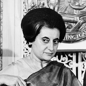 La première ministre de l’Inde Indira Gandhi, assassinée en 1984, était la petite-fille du Mahatma Gandhi, lui aussi assassiné en 1948.