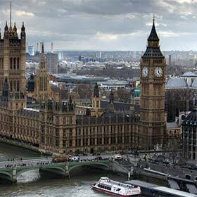 La reine d’Angleterre habite toujours au palais de Westminster.