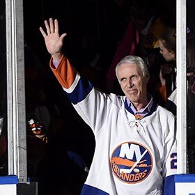 Mike Bossy achieved 9 consecutive 50-goal seasons.