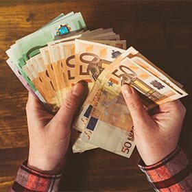 Il n’y a pas de faute dans « j’ignore si trois milles euros valent plus cher que trois mille cinq cents dollars ».
