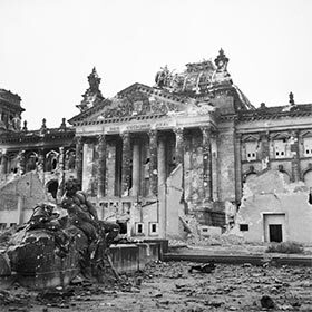 Berlin est tombé aux mains des forces américaines et britanniques.