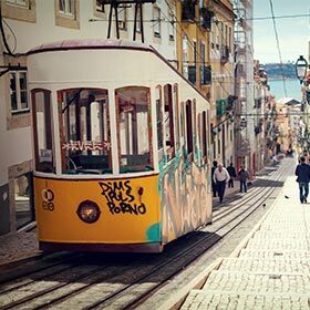 La rua da Bica à Lisbonne, reconnue pour son célèbre ascenseur-funiculaire, a été détruite par un tremblement de terre en 1969.