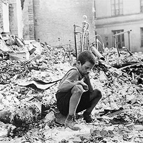 Le 17 septembre 1939, deux semaines après les Allemands, les Russes envahissent aussi la Pologne.