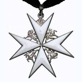 Le roi Édouard VII a élevé Arthur Conan Doyle au rang de Chevalier de l’Ordre très vénérable de l’Hôpital de Saint-Jean de Jérusalem.