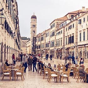 La rue Stradum est la principale artère historique de la vieille ville de Dubrovnik.