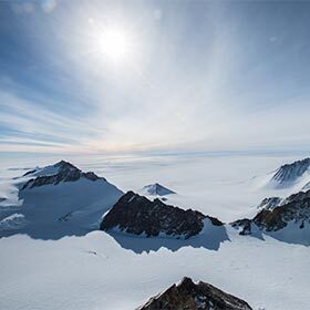 Un manteau de glace d’une épaisseur moyenne de 2,4 km (1,5 mi) recouvre l’Antarctique.