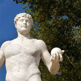 Selon le poète Hésiode, Ouranos est le fils et l’époux de Gaïa.