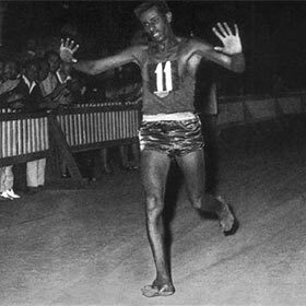En 1960, l’Éthiopien Abebe Bikila a remporté le marathon des Jeux de Rome en courant pieds nus.