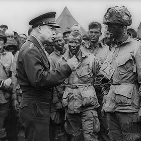 En 1953, l’ancien général et nouveau président Dwight D. Eisenhower se convertit au pacifisme et mène une politique de détente envers l’URSS.