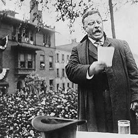 Atteint d’une balle au thorax, le candidat Theodore Roosevelt a néanmoins poursuivi son discours pendant plus d’une heure.
