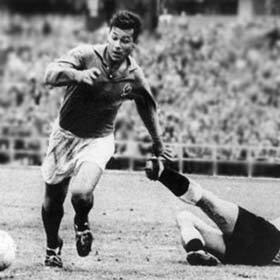Avec 13 buts, Just Fontaine détient le record du plus grand nombre de buts marqués au cours d’un seul tournoi.