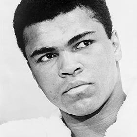 Aux Jeux olympiques de 1960 à Rome, Muhammad Ali a battu le favori Cassius Clay et obtenu la médaille d’or en boxe.