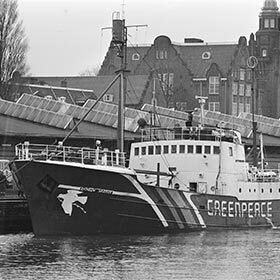 En 1985, le bateau Rainbow Warrior, de Greenpeace, a été coulé par les services secrets français.