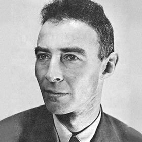 Robert Oppenheimer est considéré comme le père de la bombe atomique.