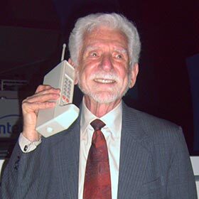 En 1984, le Motorola DynaTAC 8000x, premier téléphone mobile accessible au grand public, coûtait l’équivalent 10 000 $ (8 500 €) d’aujourd’hui.