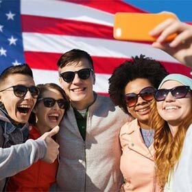 La phrase « la plupart des Américains sont des indigènes sans être nécessairement autochtones » est juste.