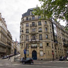 Il y a une imprécision dans : « Je demeure au second étage de cet immeuble. »