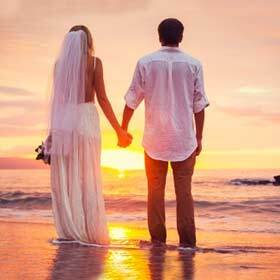 La phrase « je me rappelle de notre voyage de noces avec émotion » utilise le bon complément d’objet.
