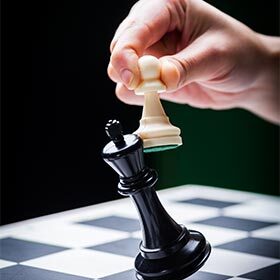 Le mot échecs est correctement écrit dans : « J’ai connu beaucoup d’échecs au jeu d’échecs. Mon roi est toujours en échec ».