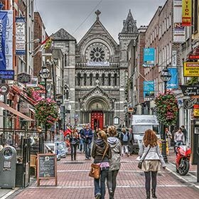 Grafton Street, l’une des rues piétonnières les plus connues du Royaume-Uni, se termine à l’Université d’Oxford.