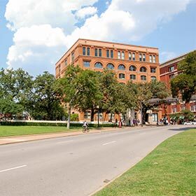 Elm Street est devenue l’une des rues les plus connues au monde après que le président John F. Kennedy y a été assassiné en 1963.