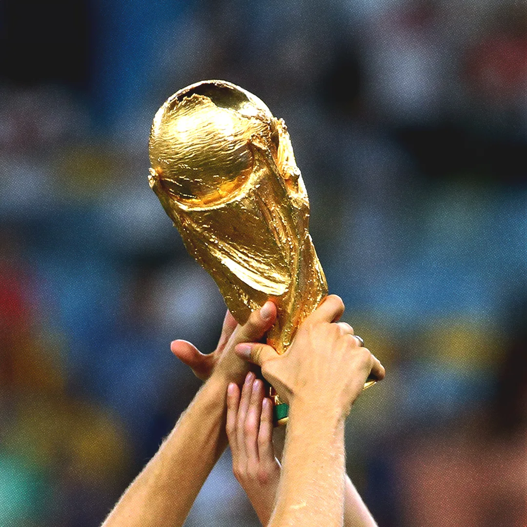 Coupe du Monde de football tenue dans les mains de joueurs.