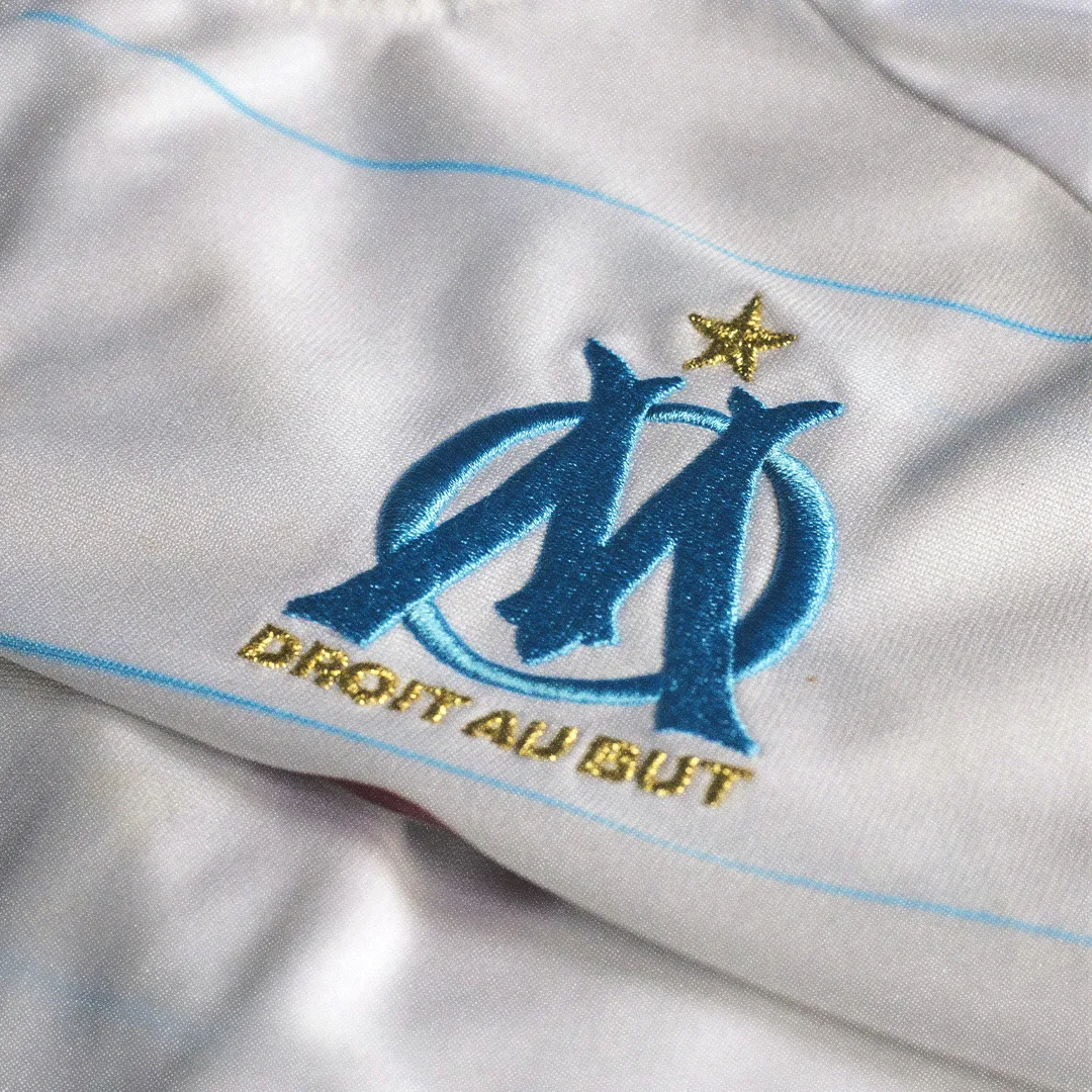 Écusson de l'Olympique de Marseille brodé sur un tee-shirt.